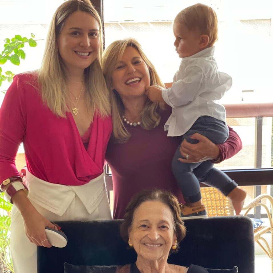 Foto sobre Minha mãe , minha filha e meu neto ! Quanta alegria cabe no meu coração ?!?! ❤️❤️❤️